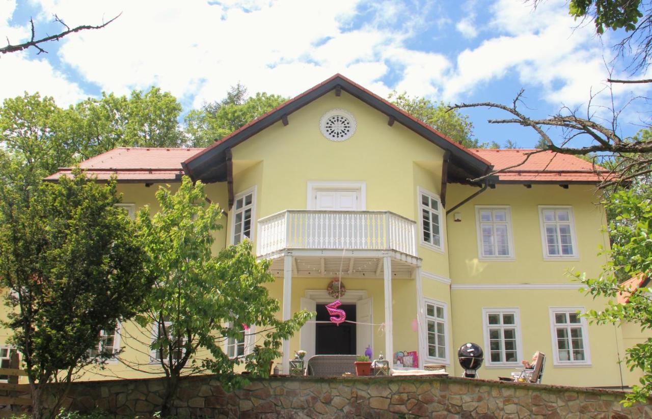 Lovecký zámeček pod Milešovkou Teplice Esterno foto