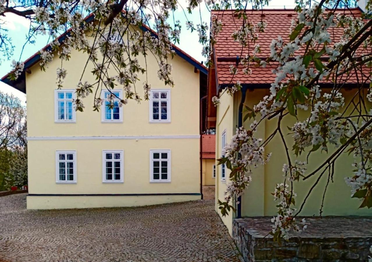 Lovecký zámeček pod Milešovkou Teplice Esterno foto