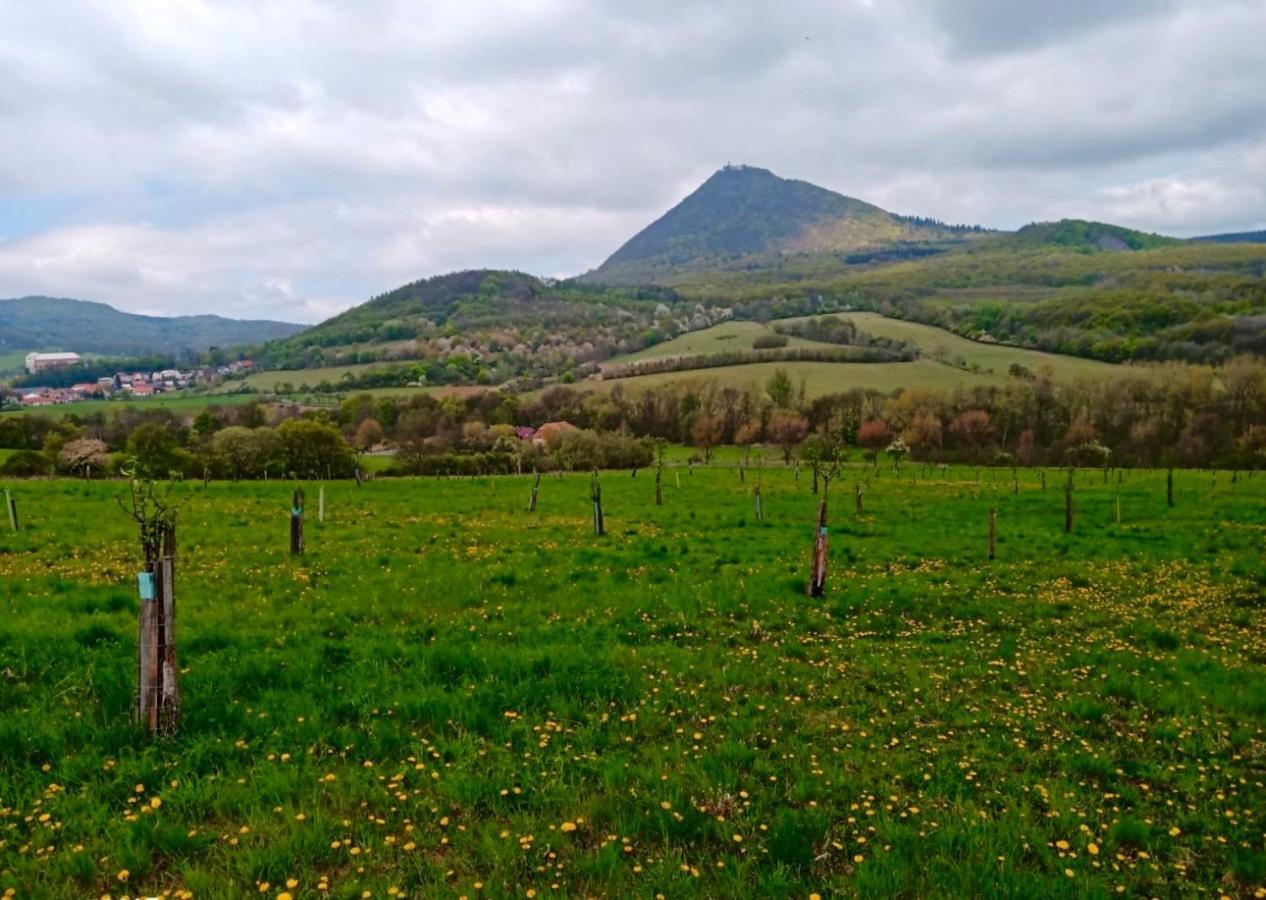 Lovecký zámeček pod Milešovkou Teplice Esterno foto