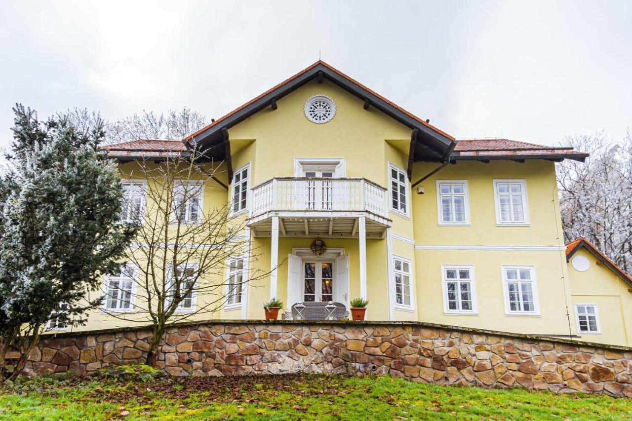 Lovecký zámeček pod Milešovkou Teplice Esterno foto
