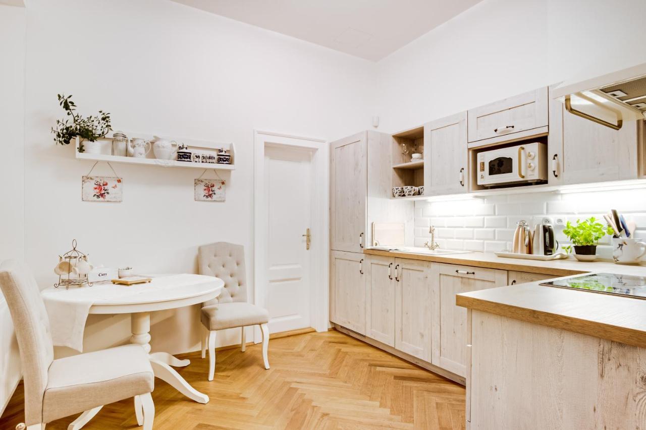 Lovecký zámeček pod Milešovkou Teplice Esterno foto